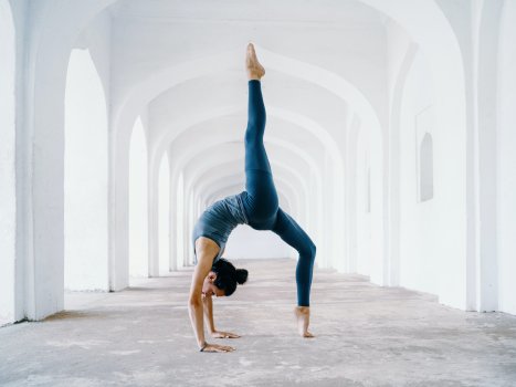 YOGA:  POSIZIONI DI FLESSIONI ALL’INDIETRO