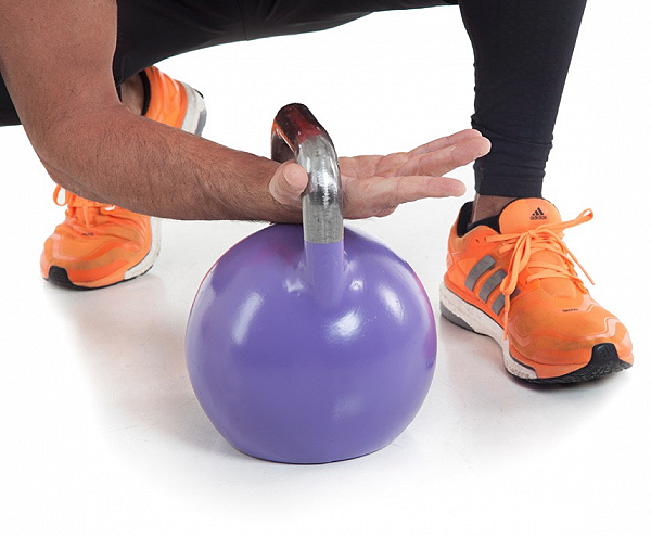 esercizi fitness presa kettlebell